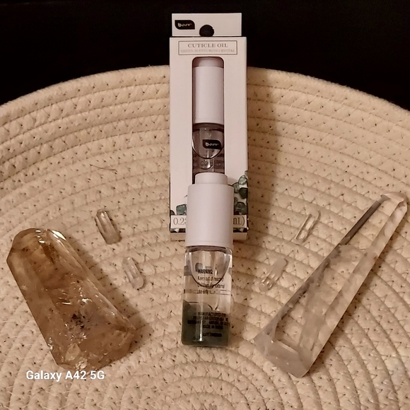 Nail Cuticle Oil Infused with Green Adventurine Crystal Chips NIB FRESH & NEW! - Picture 1 of 3